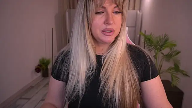 Snapshot of KiraCandyS chatting on 01.26.25 KiraCandyS online show from 01.26.25