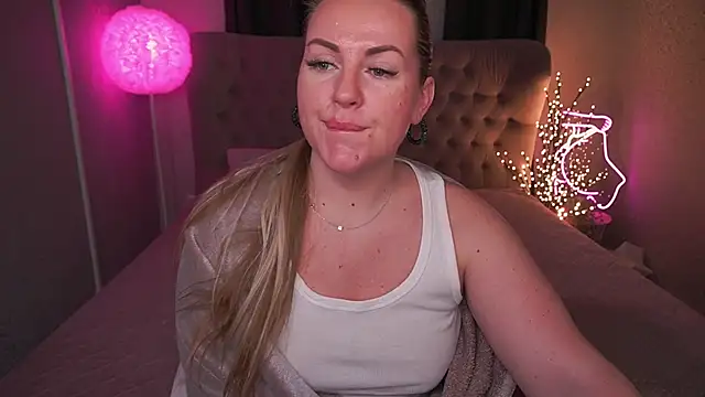 Snapshot of KiraCandyS chatting on 02.22.25 KiraCandyS online show from 02.22.25