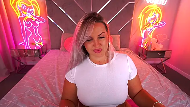 Snapshot of KiraCandyS chatting on 09.08.25 KiraCandyS online show from 09.08.25