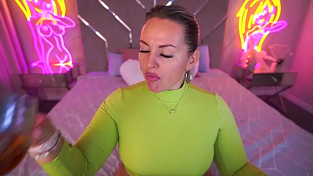 Snapshot of KiraCandyS chatting on 09.25.25 KiraCandyS online show from 09.25.25