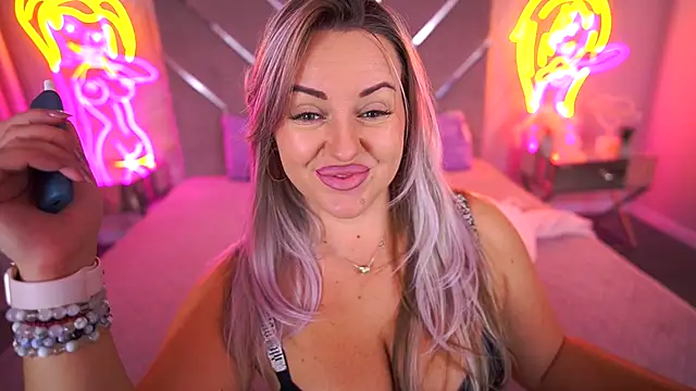 Snapshot of KiraCandyS chatting on 10.16.25 KiraCandyS online show from 10.16.25