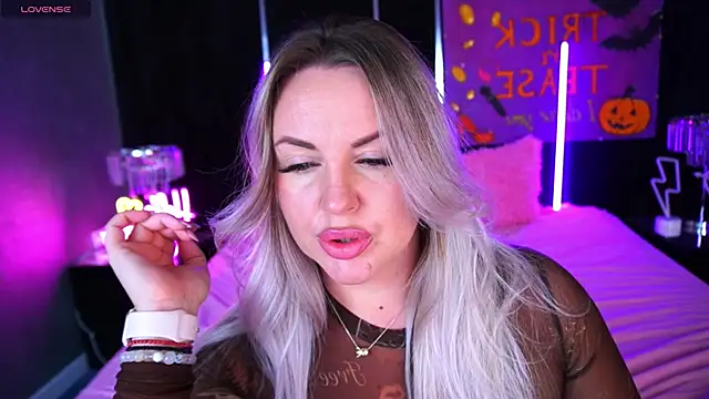 Snapshot of KiraCandyS chatting on 11.03.25 KiraCandyS online show from 11.03.25