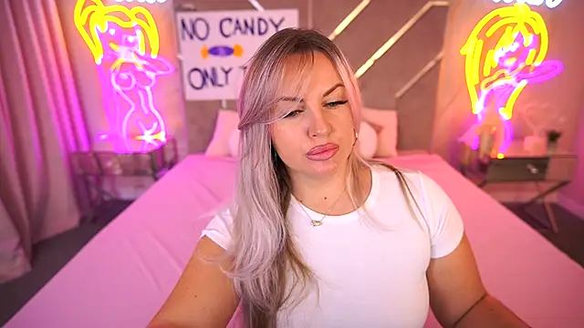 Snapshot of KiraCandyS chatting on 11.04.25 KiraCandyS online show from 11.04.25