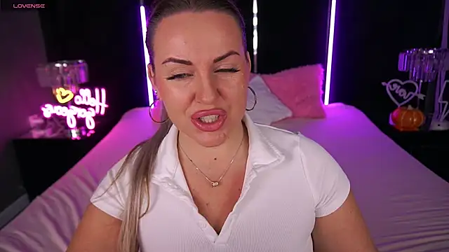 Snapshot of KiraCandyS chatting on 11.07.25 KiraCandyS online show from 11.07.25