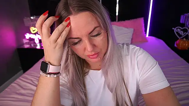 Snapshot of KiraCandyS chatting on 11.08.25 KiraCandyS online show from 11.08.25