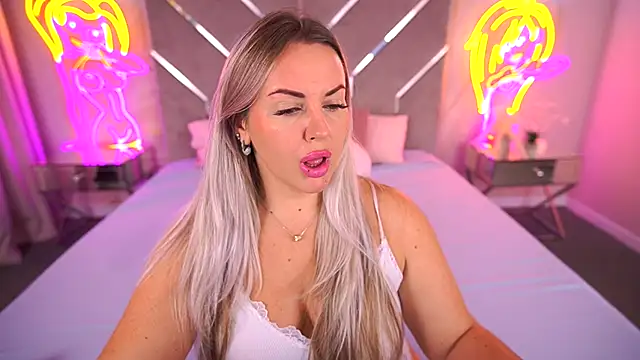 Snapshot of KiraCandyS chatting on 11.10.25 KiraCandyS online show from 11.10.25