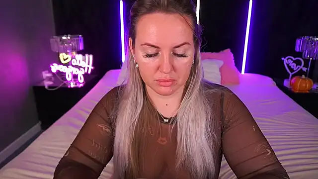 Snapshot of KiraCandyS chatting on 11.13.25 KiraCandyS online show from 11.13.25