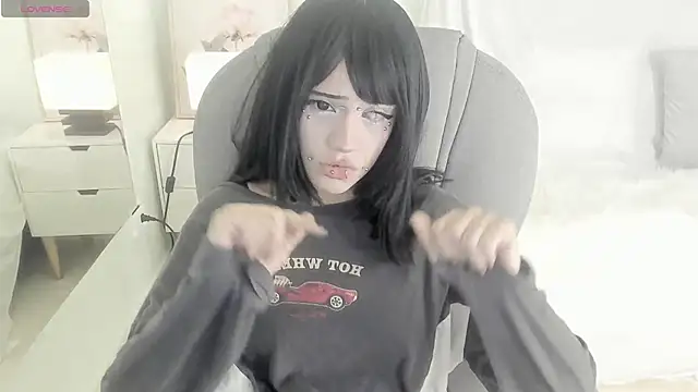 Snapshot of celestica_rose chatting on 11.19.25 celestica rose online show from 11.19.25