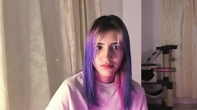 Snapshot of linnie_ chatting on 12.12.24 linnie online show from 12.12.24