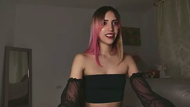 Snapshot of linnie_ chatting on 03.08.25 linnie online show from 03.08.25