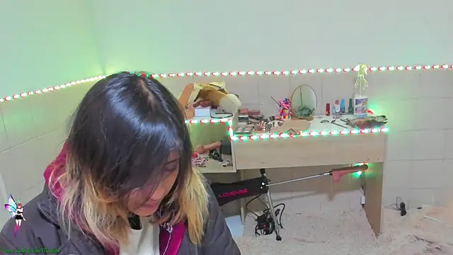 Snapshot of linnie_ chatting on 09.18.25 linnie online show from 09.18.25