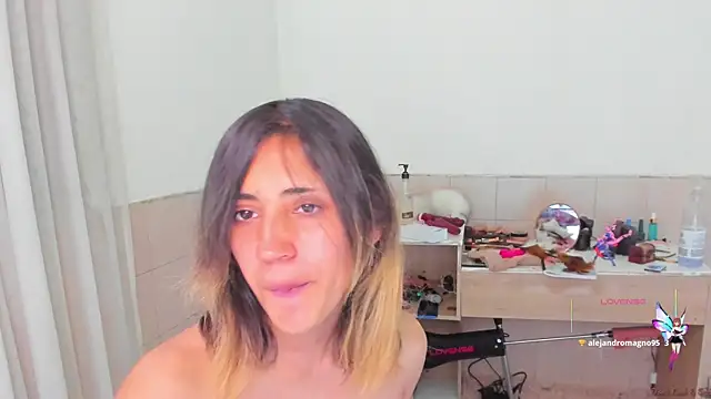 Snapshot of linnie_ chatting on 09.19.25 linnie online show from 09.19.25