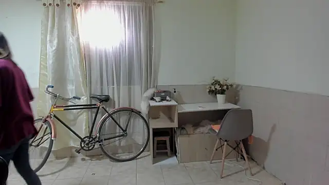 Snapshot of linnie_ chatting on 10.29.25 linnie online show from 10.29.25