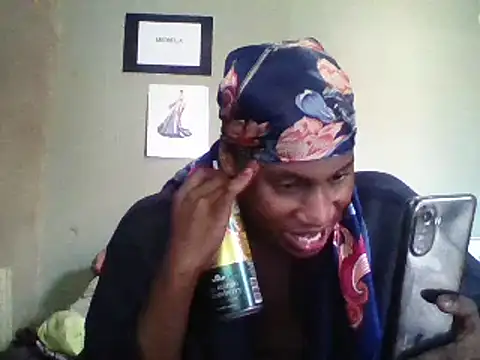 Snapshot of Moorella1 chatting on 03.21.25 Moorella1 online show from 03.21.25