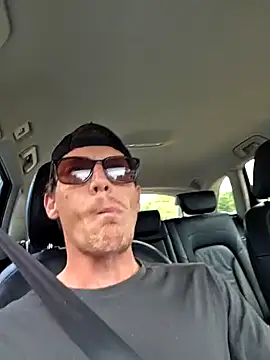 Snapshot of TheSouthernKing chatting on 10.11.25 TheSouthernKing online show from 10.11.25