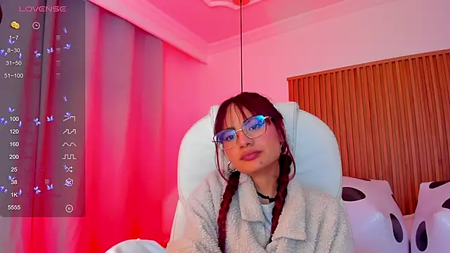 Snapshot of sophiecherry_ chatting on 10.03.25 sophiecherry online show from 10.03.25