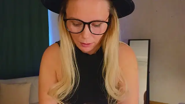 Snapshot of Charming_Daphny chatting on 12.10.24 Charming Daphny online show from 12.10.24