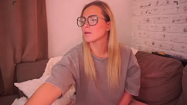 Snapshot of Charming_Daphny chatting on 03.18.25 Charming Daphny online show from 03.18.25