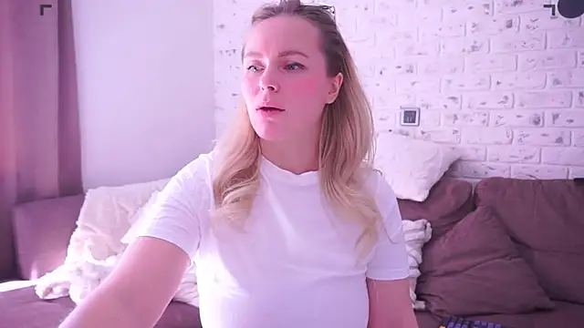 Snapshot of Charming_Daphny chatting on 03.20.25 Charming Daphny online show from 03.20.25