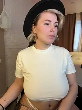 Snapshot of Charming_Daphny chatting on 12.04.25 Charming Daphny online show from 12.04.25