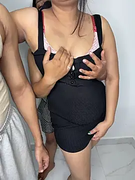 Snapshot of RupaliDixit chatting on 11.30.25 RupaliDixit online show from 11.30.25