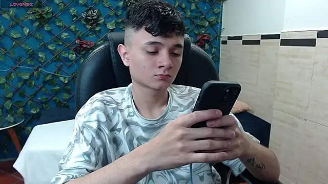 Snapshot of Waturox chatting on 01.22.25 Waturox online show from 01.22.25