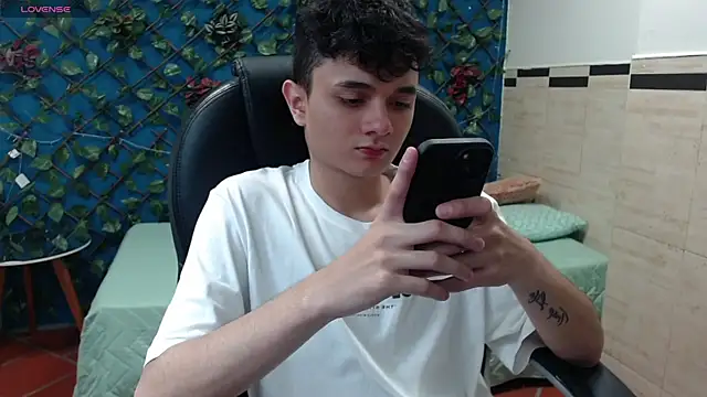 Snapshot of Waturox chatting on 02.13.25 Waturox online show from 02.13.25