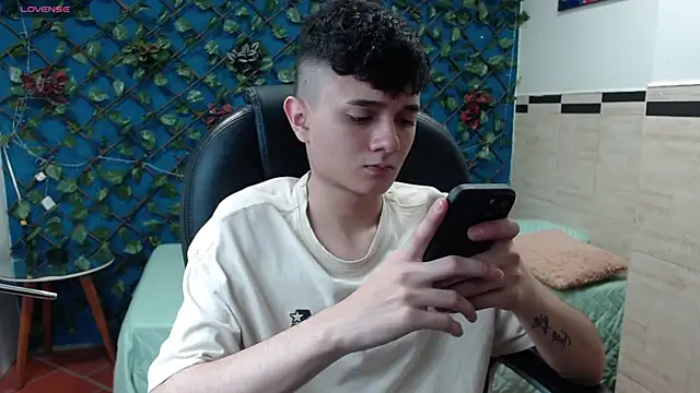 Snapshot of Waturox chatting on 02.19.25 Waturox online show from 02.19.25