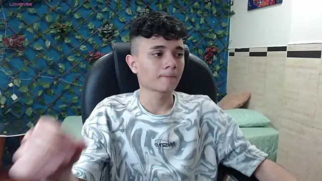 Snapshot of Waturox chatting on 02.20.25 Waturox online show from 02.20.25