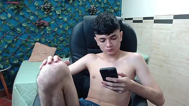 Snapshot of Waturox chatting on 02.25.25 Waturox online show from 02.25.25