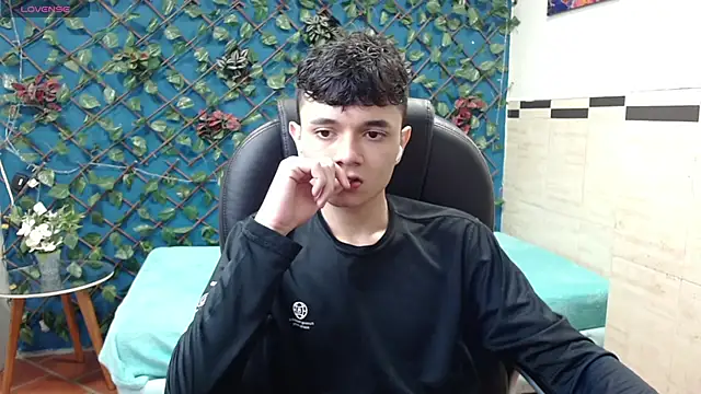 Snapshot of Waturox chatting on 03.04.25 Waturox online show from 03.04.25