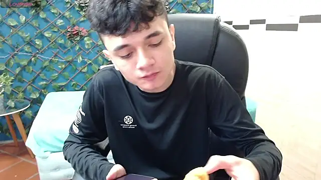 Snapshot of Waturox chatting on 03.04.25 Waturox online show from 03.04.25