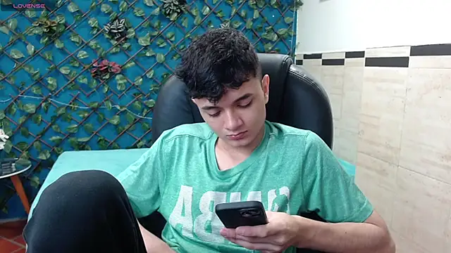 Snapshot of Waturox chatting on 03.18.25 Waturox online show from 03.18.25