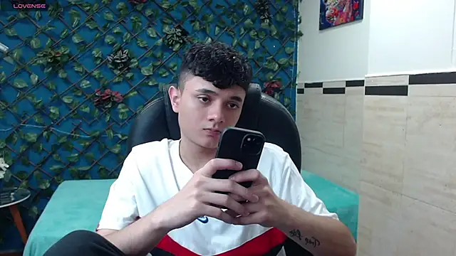 Snapshot of Waturox chatting on 03.19.25 Waturox online show from 03.19.25