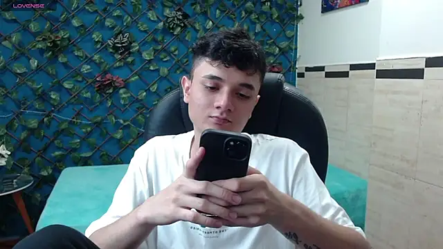 Snapshot of Waturox chatting on 03.20.25 Waturox online show from 03.20.25