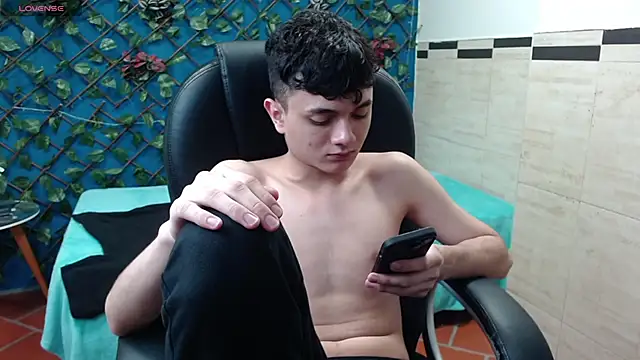 Snapshot of Waturox chatting on 03.21.25 Waturox online show from 03.21.25