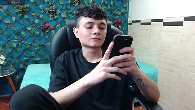 Snapshot of Waturox chatting on 03.22.25 Waturox online show from 03.22.25