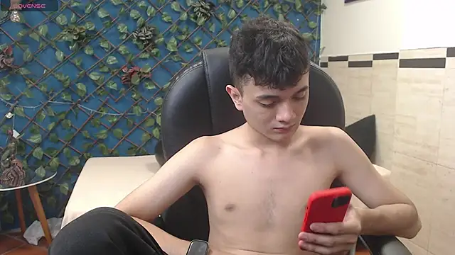 Snapshot of Waturox chatting on 09.13.25 Waturox online show from 09.13.25