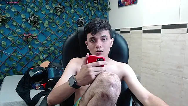 Snapshot of Waturox chatting on 10.06.25 Waturox online show from 10.06.25