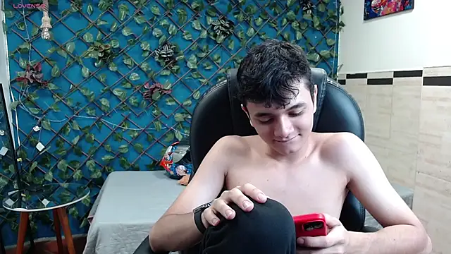 Snapshot of Waturox chatting on 10.11.25 Waturox online show from 10.11.25