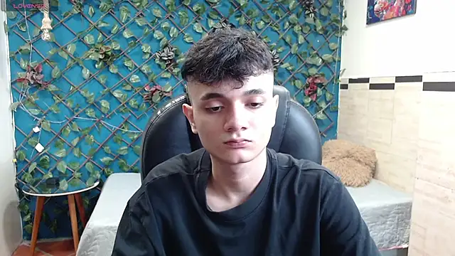 Snapshot of Waturox chatting on 10.21.25 Waturox online show from 10.21.25