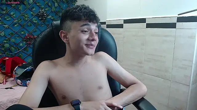 Snapshot of Waturox chatting on 10.28.25 Waturox online show from 10.28.25