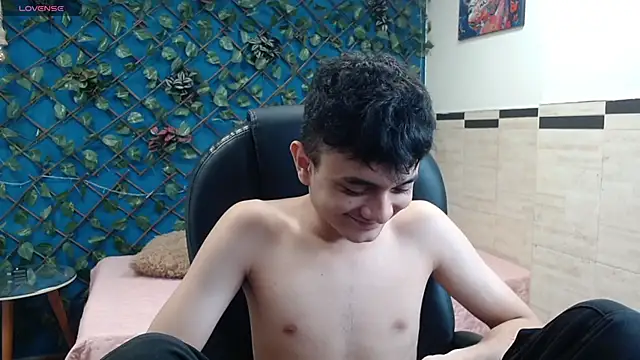 Snapshot of Waturox chatting on 11.12.25 Waturox online show from 11.12.25