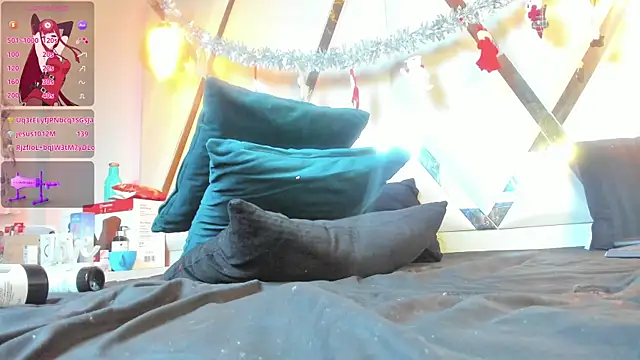 Snapshot of MarielQueenx chatting on 12.31.24 MarielQueenx online show from 12.31.24