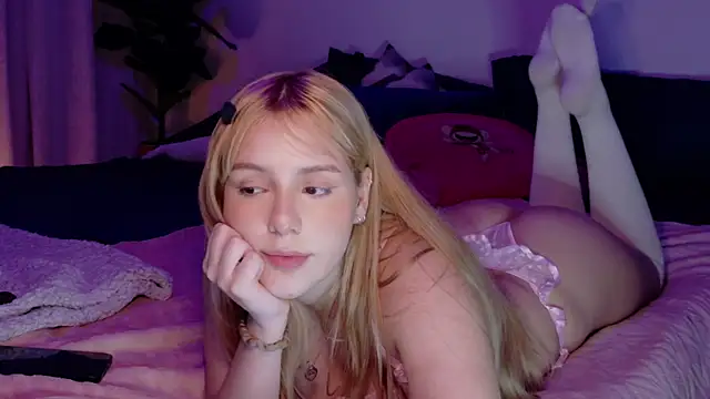 Snapshot of AlinaCarter chatting on 10.18.25 AlinaCarter online show from 10.18.25