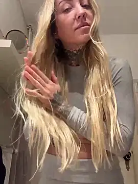 Snapshot of ElenaHaze chatting on 12.18.24 ElenaHaze online show from 12.18.24