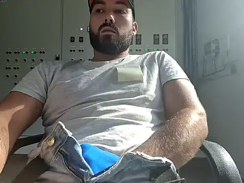 Snapshot of Leonormaldick chatting on 10.08.25 Leonormaldick online show from 10.08.25