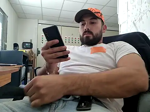 Snapshot of Leonormaldick chatting on 10.10.25 Leonormaldick online show from 10.10.25