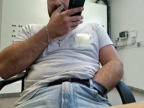 Snapshot of Leonormaldick chatting on 11.04.25 Leonormaldick online show from 11.04.25