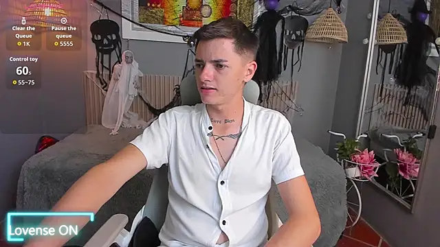 Snapshot of tossetrech chatting on 10.30.25 tossetrech online show from 10.30.25